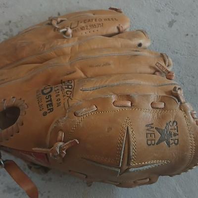 2 Vintage Leather Baseball Gloves – HOLDSTER & U-CATED HEEL