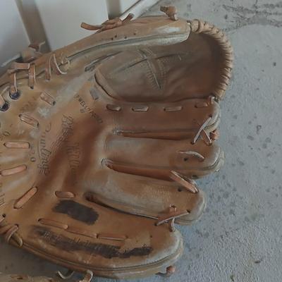 2 Vintage Leather Baseball Gloves – HOLDSTER & U-CATED HEEL