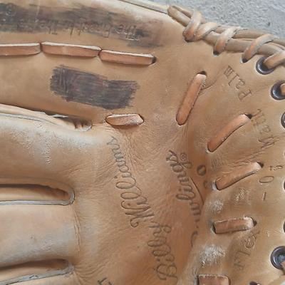 2 Vintage Leather Baseball Gloves – HOLDSTER & U-CATED HEEL