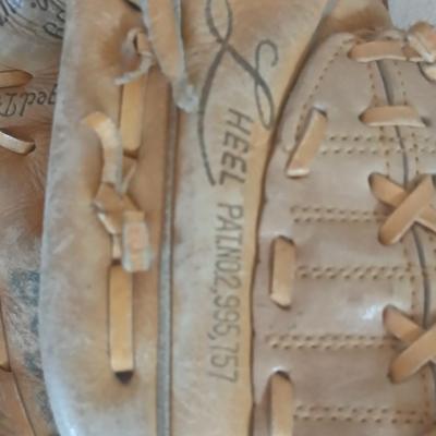 2 Vintage Leather Baseball Gloves – HOLDSTER & U-CATED HEEL