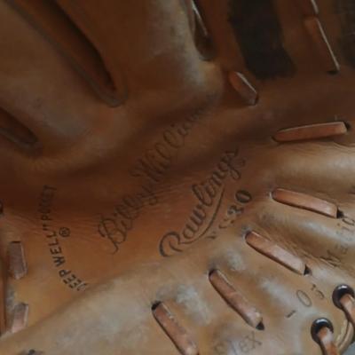 2 Vintage Leather Baseball Gloves – HOLDSTER & U-CATED HEEL