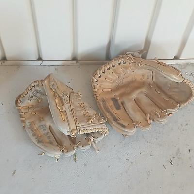 2 Vintage Leather Baseball Gloves – HOLDSTER & U-CATED HEEL