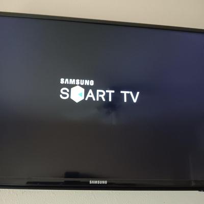 SAMSUNG 42" SMART TV WITH WALL MOUNT & REMOTE