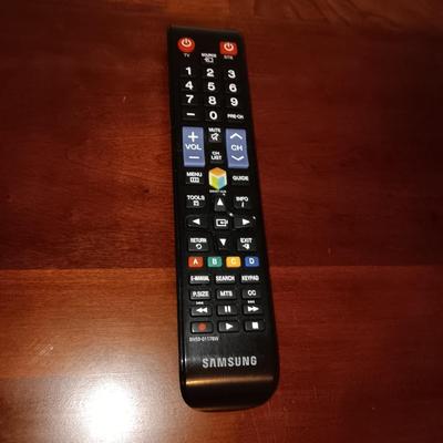 SAMSUNG 42" SMART TV WITH WALL MOUNT & REMOTE