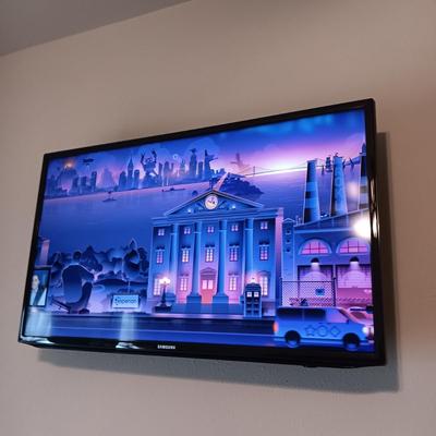 SAMSUNG 42" SMART TV WITH WALL MOUNT & REMOTE