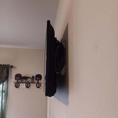 SAMSUNG 42" SMART TV WITH WALL MOUNT & REMOTE