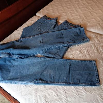 MEN'S WRANGLER CARPENTER JEANS (36X30) AND 2 BALL BAPS