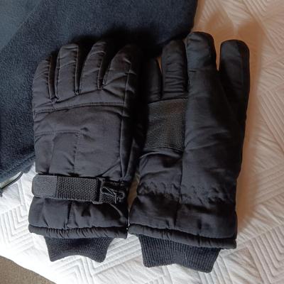 MEN'S CABELA'S FLEECE COAT (XL) AND WINTER GLOVES