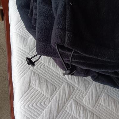 MEN'S CABELA'S FLEECE COAT (XL) AND WINTER GLOVES