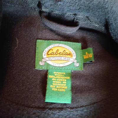 MEN'S CABELA'S FLEECE COAT (XL) AND WINTER GLOVES