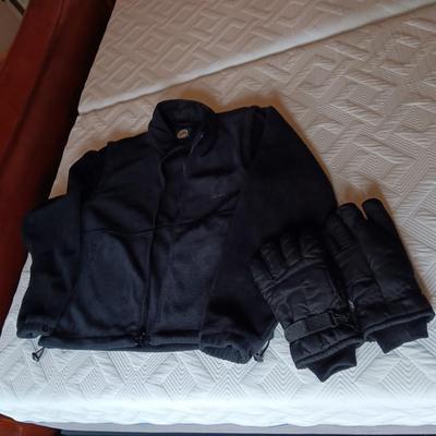MEN'S CABELA'S FLEECE COAT (XL) AND WINTER GLOVES