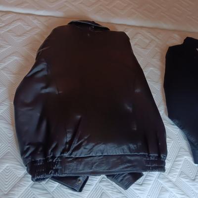 MEN'S OSCAR PIEL LEATHER JACKET (L) AND LEE BLACK DENIM JACKET (L)
