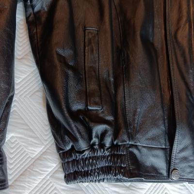 MEN'S OSCAR PIEL LEATHER JACKET (L) AND LEE BLACK DENIM JACKET (L)