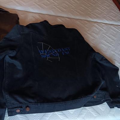 MEN'S OSCAR PIEL LEATHER JACKET (L) AND LEE BLACK DENIM JACKET (L)