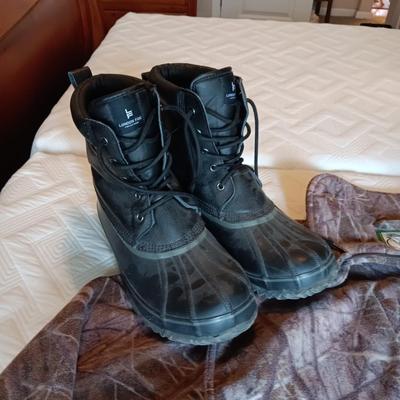 MEN'S THICK FLEECE JACKET (XL) & LONDON FOG WINTER BOOTS (11M)