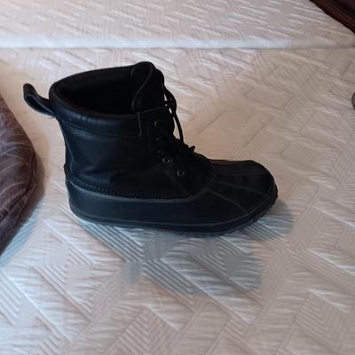 MEN'S THICK FLEECE JACKET (XL) & LONDON FOG WINTER BOOTS (11M)