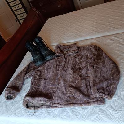 MEN'S THICK FLEECE JACKET (XL) & LONDON FOG WINTER BOOTS (11M)