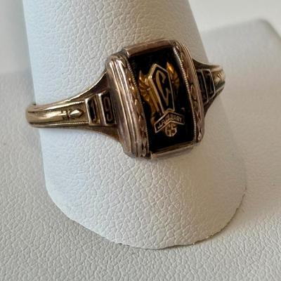 LOT 500: Vintage 1947 Class Ring: 10k, 5g Tw, sz. 11.5