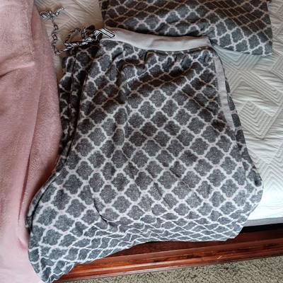 LADIES BATHROBE XL, 2 PC PAJAMAS XL AND 3 LEGGINGS XXXL