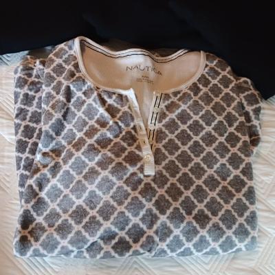 LADIES BATHROBE XL, 2 PC PAJAMAS XL AND 3 LEGGINGS XXXL