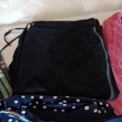LADIES ROBES AND PAJAMAS, SWEAT PANTS AND LEGGINGS XL-XXXL
