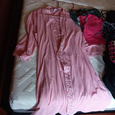 LADIES ROBES AND PAJAMAS, SWEAT PANTS AND LEGGINGS XL-XXXL