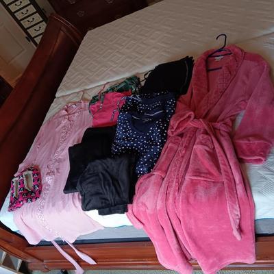 LADIES ROBES AND PAJAMAS, SWEAT PANTS AND LEGGINGS XL-XXXL
