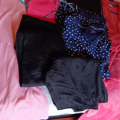 LADIES ROBES AND PAJAMAS, SWEAT PANTS AND LEGGINGS XL-XXXL
