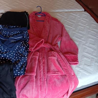 LADIES ROBES AND PAJAMAS, SWEAT PANTS AND LEGGINGS XL-XXXL