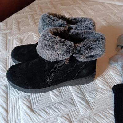 LADIES KHOMBU BOOTS (8), TINKERBELL BAG AND GLOVES