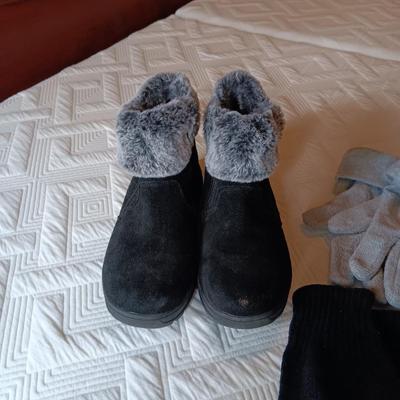LADIES KHOMBU BOOTS (8), TINKERBELL BAG AND GLOVES