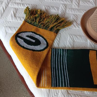 PACKERS KNIT SCARF AND VANS BEANIE PLUS 2 DRESS HATS (S/M)