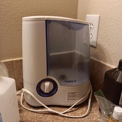 VICKS HUMIDIFIER, TRAVEL ALARM CLOCK AND TOILETRIES