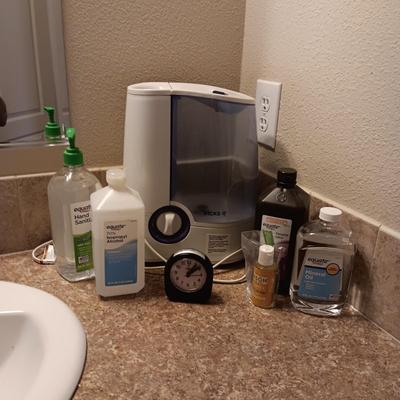 VICKS HUMIDIFIER, TRAVEL ALARM CLOCK AND TOILETRIES