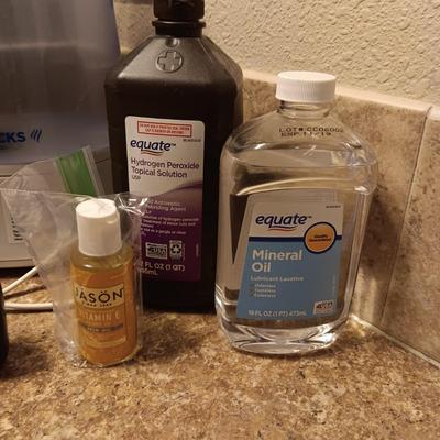 VICKS HUMIDIFIER, TRAVEL ALARM CLOCK AND TOILETRIES