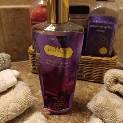 WASH CLOTHS, BATH SALTS AND VICTORIA SECRETS LOVE SPELL
