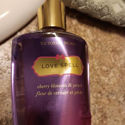 WASH CLOTHS, BATH SALTS AND VICTORIA SECRETS LOVE SPELL