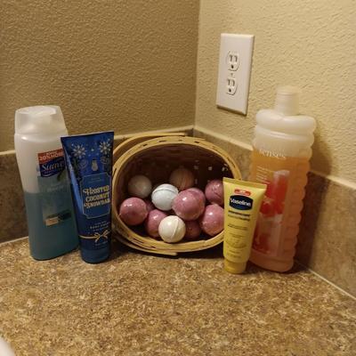 BATH BOMBS IN A BASKET AND TOILETRIES