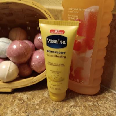 BATH BOMBS IN A BASKET AND TOILETRIES