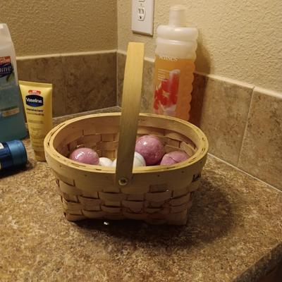 BATH BOMBS IN A BASKET AND TOILETRIES