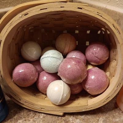 BATH BOMBS IN A BASKET AND TOILETRIES