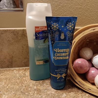 BATH BOMBS IN A BASKET AND TOILETRIES