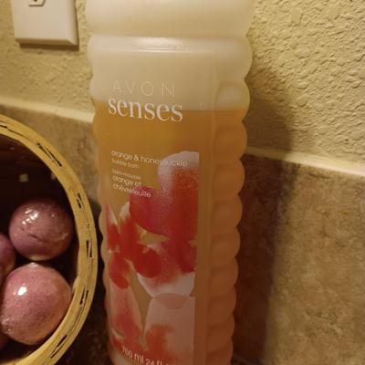 BATH BOMBS IN A BASKET AND TOILETRIES