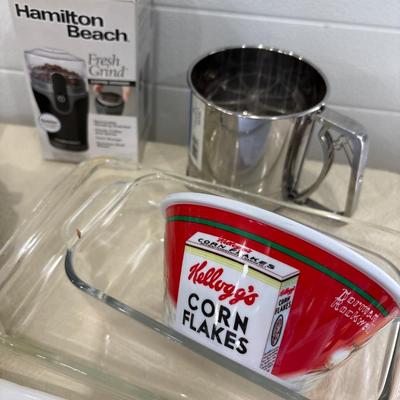 Misc kitchen and Vintage Pyrex, mugs and bowl