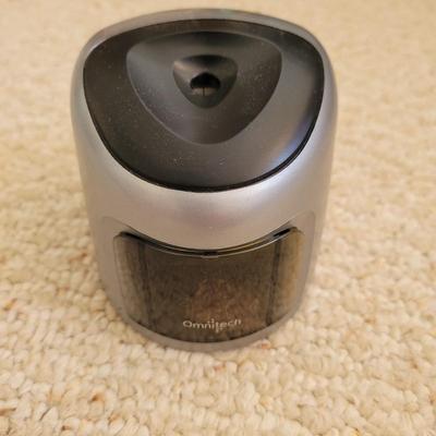 Art Supplies, Plastic Drawers, and Metal Table Lamp (BR2-EL)