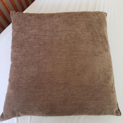 14 Decorative Throw Pillows (BR3-KD)