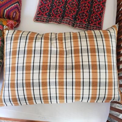 14 Decorative Throw Pillows (BR3-KD)