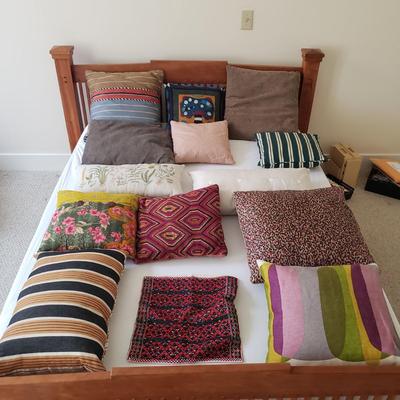 14 Decorative Throw Pillows (BR3-KD)