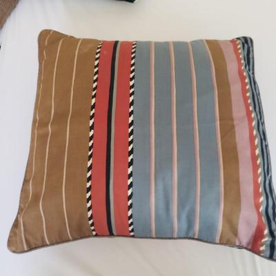 14 Decorative Throw Pillows (BR3-KD)