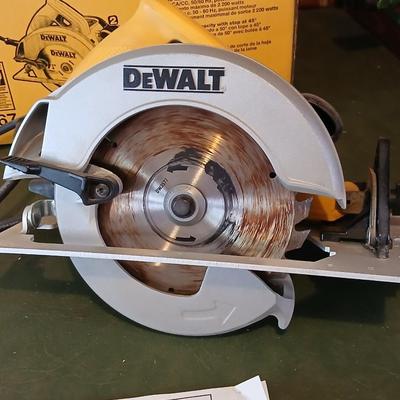 DeWalt DW367 7-1/4" Circular Saw with Box & Manual